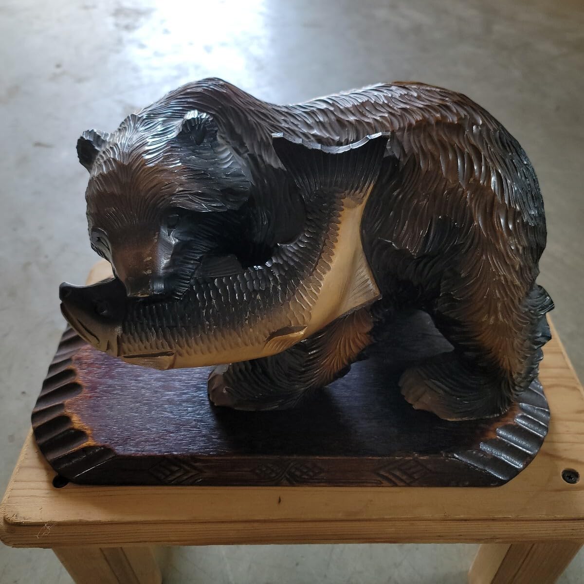 木製 クマの彫刻 魚を持つ 木彫りの熊 熊 民芸品 木製 クマの